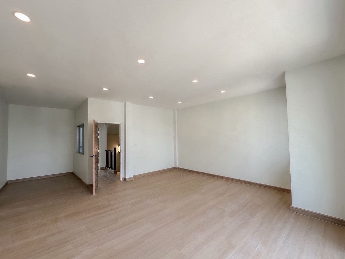 ขายทาวน์โฮมเลียบทางด่วนรามอินทรา : ขาย🏢 โฮมออฟฟิศ 4 ชั้น รีโนเวทใหม่ทั้งหลัง ทำเลพระราม 9 – ลาดพร้าว