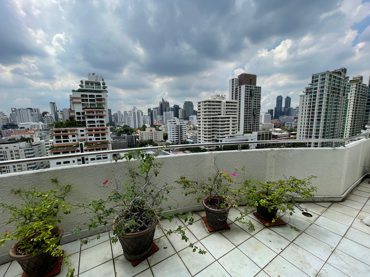 CondoSukhumvit, Asoke, Thonglor : ✨ Private kingdom 142 sq m in the heart of Sukhumvit 39✨ Wide area like living in a single house. With a 180 degree city view!📸
