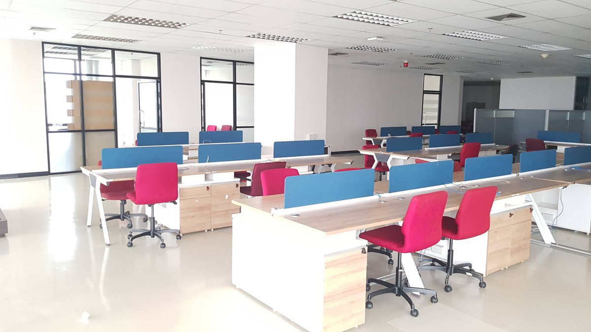 For RentOfficeRatchadapisek, Huaikwang, Suttisan : Office for rent, next to MRT Cultural Center, large size 654 sq m., potential location in the heart of Ratchada.