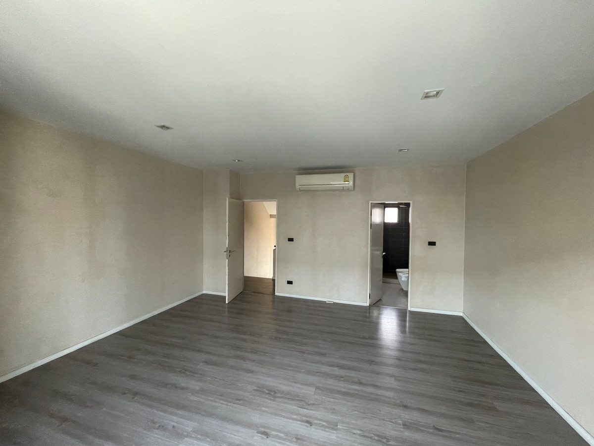 For RentTownhomeKasetsart, Ratchayothin : Townhome for rent, Baan Klang Muang Ratchayothin, near Major Ratchayothin. Central Ladprao, BTS, can enter and exit Phahon.