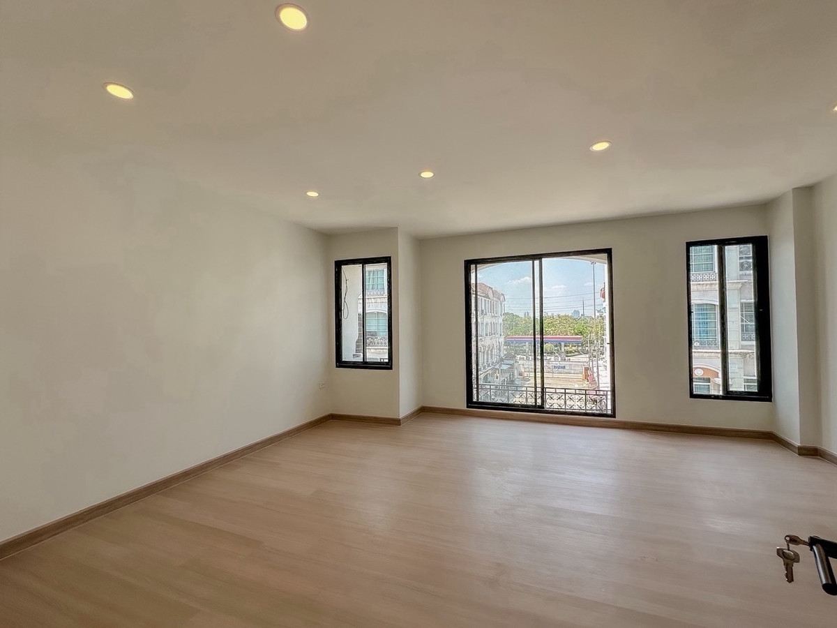 ขายทาวน์โฮมรามคำแหง หัวหมาก : ขายโฮมออฟฟิศ พระราม 9 ลาดพร้าว 4 ชั้น หลังมุม รีโนเวทใหม่ ติดถนนใหญ่ ใกล้ทางด่วน เหมาะทำธุรกิจและลงทุน
