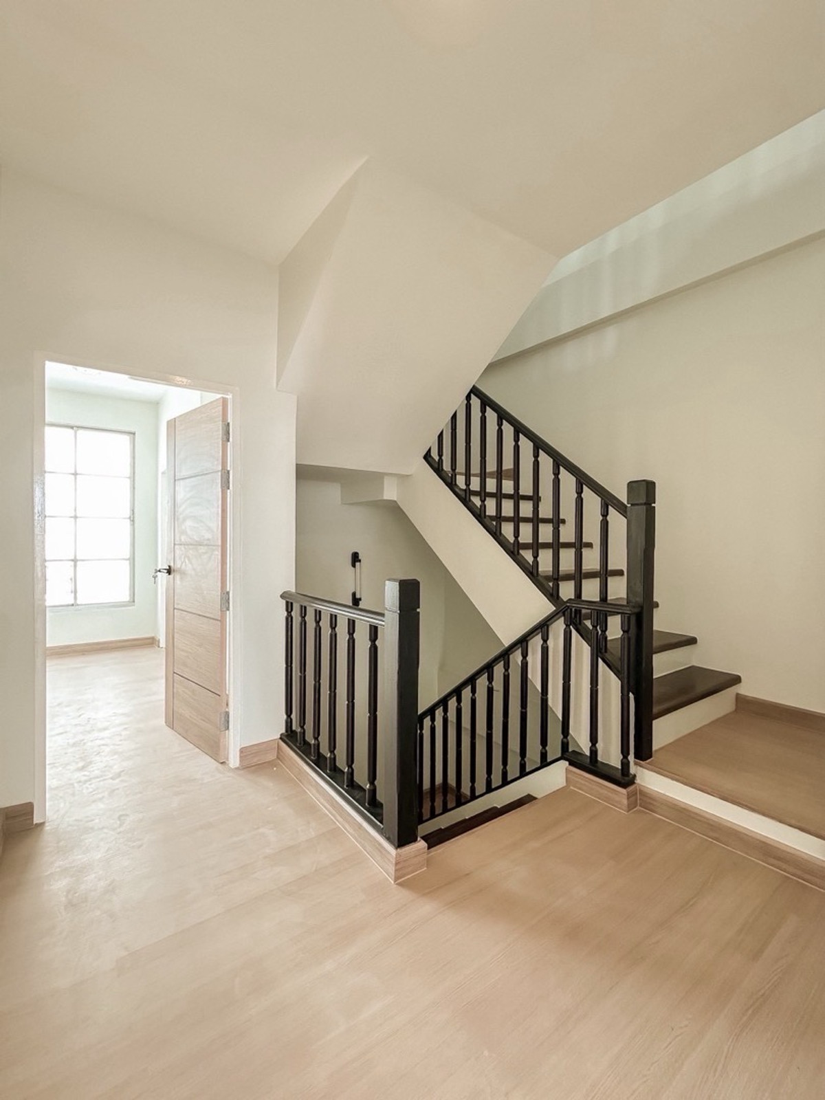 ขายทาวน์โฮมเลียบทางด่วนรามอินทรา : ขาย🏢 โฮมออฟฟิศ 4 ชั้น รีโนเวทใหม่ทั้งหลัง ทำเลพระราม 9 – ลาดพร้าว