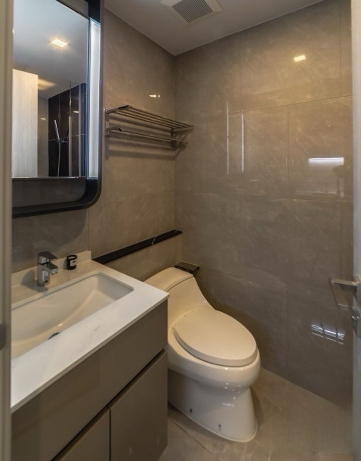 For RentCondoRama9, Petchburi, RCA : Condo for rent in NEW CBD near MRT Rama 9: One 9 Five Project: 1 bedroom, luxuriously decorated, only 350 m. to Central Rama9.