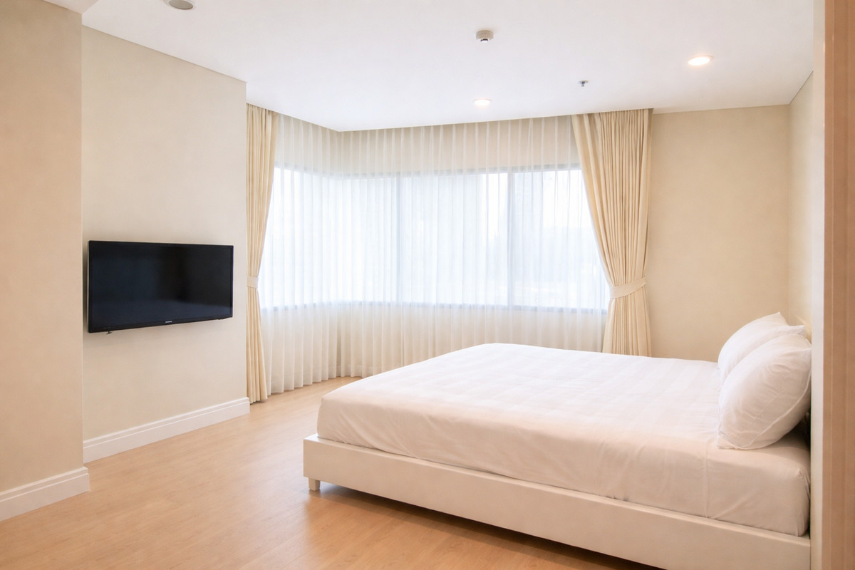 For RentCondoSukhumvit, Asoke, Thonglor : For rent, Bright Sukhumvit 24, luxuriously decorated, livable, very good price, in the heart of the city, convenient to travel.