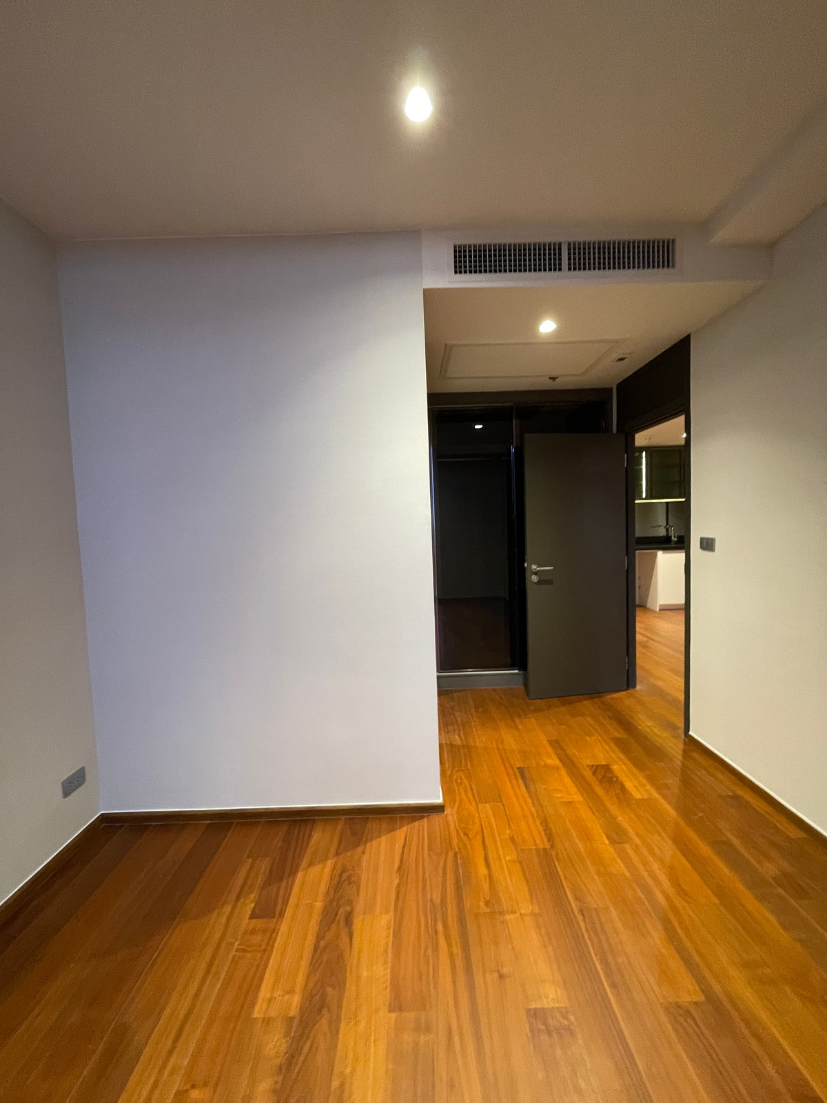 ขายคอนโดสาทร นราธิวาส : [ขาย] Rare Item! One Altitude เจริญกรุง คอนโด Ultra Luxury ความเป็นส่วนตัวสูงสุดเพียง 85 ยูนิต ใกล้ Shrewsbury International School เพียง 280 เมตร สัมผัสประสบการณ์การอยู่อาศัยที่เหนือระดับ บนทำเลศักยภาพ “เจริญกรุง-จันทน์“ ตอบโจทย์ครอบครัวยุคใหม่