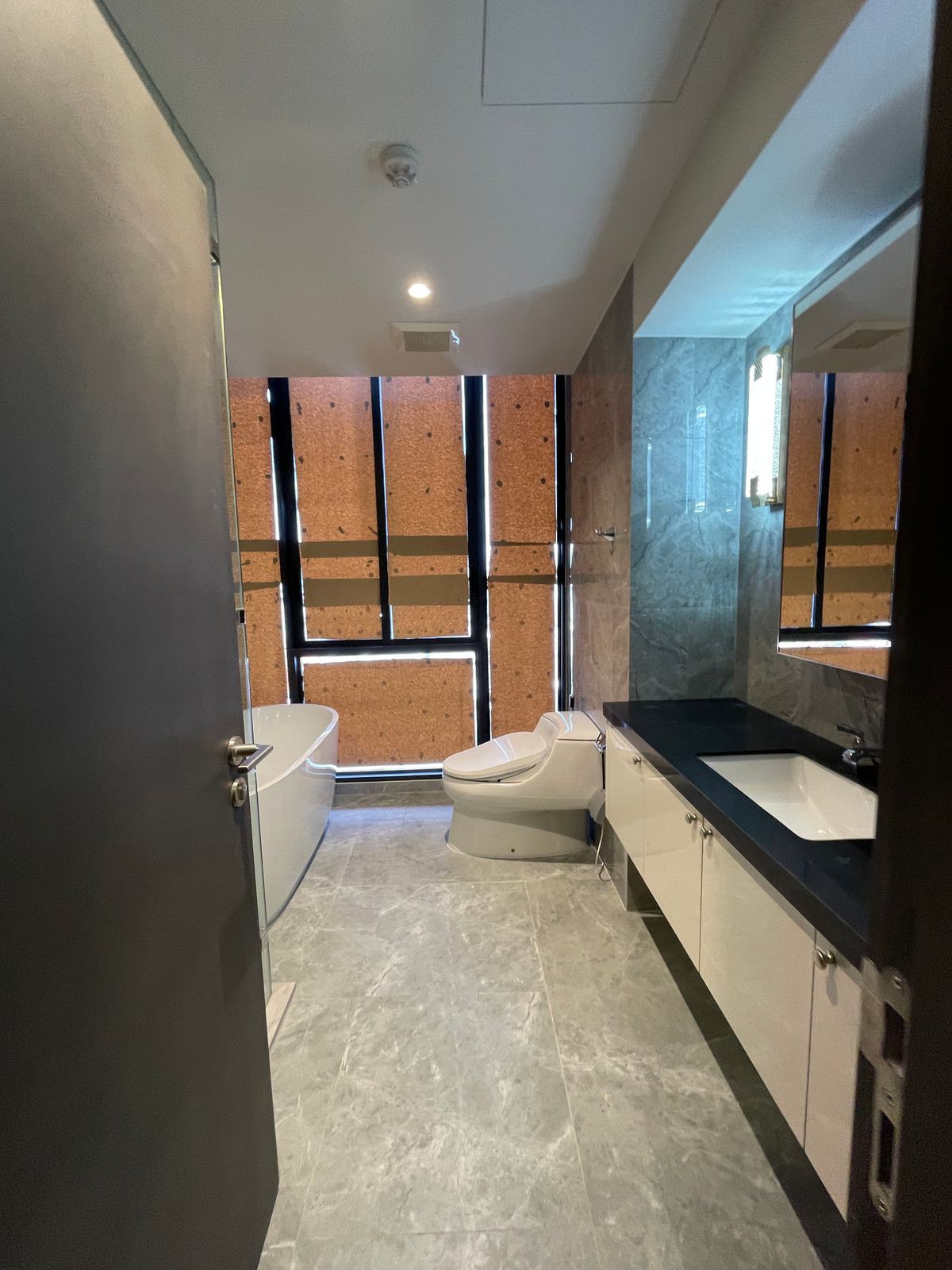 ขายคอนโดสาทร นราธิวาส : [ขาย] Rare Item! One Altitude เจริญกรุง คอนโด Ultra Luxury ความเป็นส่วนตัวสูงสุดเพียง 85 ยูนิต ใกล้ Shrewsbury International School เพียง 280 เมตร สัมผัสประสบการณ์การอยู่อาศัยที่เหนือระดับ บนทำเลศักยภาพ “เจริญกรุง-จันทน์“ ตอบโจทย์ครอบครัวยุคใหม่