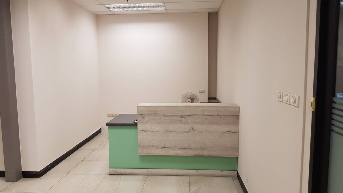 For RentOfficeRatchadapisek, Huaikwang, Suttisan : Office for rent, next to MRT Cultural Center, large size 654 sq m., potential location in the heart of Ratchada.