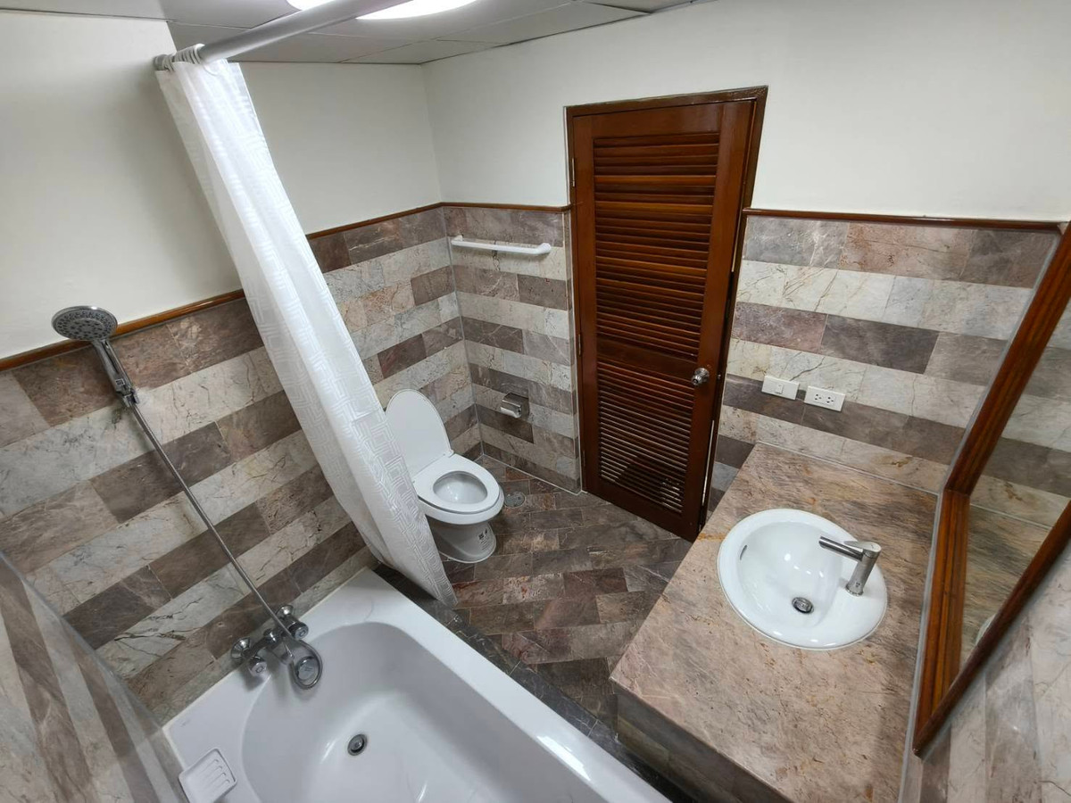 For RentCondoNana, North Nana,Sukhumvit13, Soi Nana : 🍁🌹 Sukhumvit Suite 🌹🍁 1 Bed 1 Bath, Rental 18,000 Baht