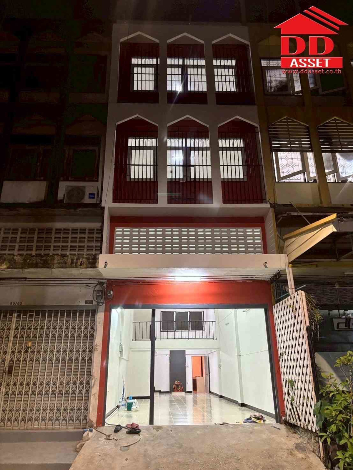 For RentLandSeri Thai, Ramkhamhaeng Nida : For rent, 3.5-story commercial building in Soi Seri Thai 48, 40 meters from the entrance of the alley, property code: T8235