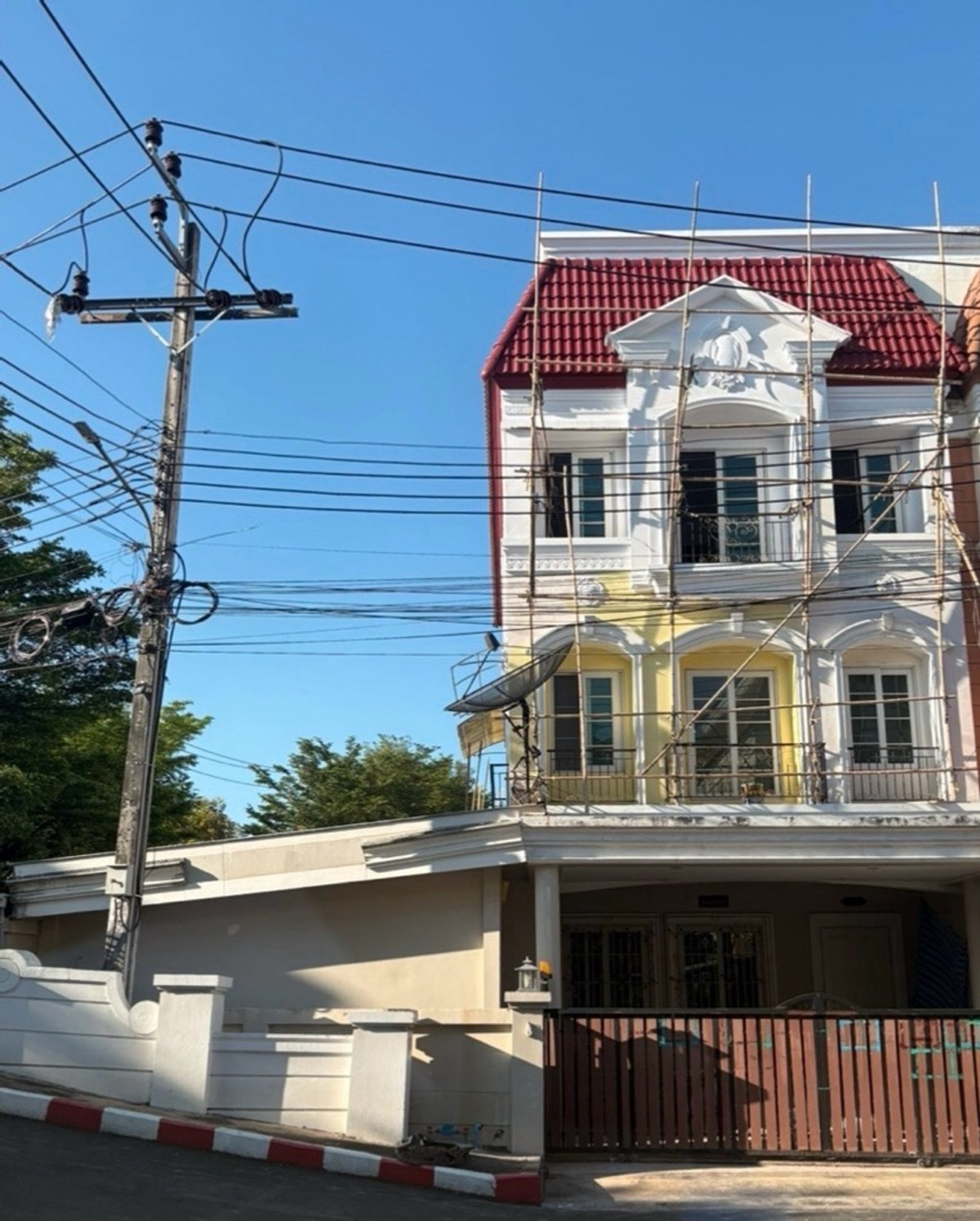 ให้เช่าทาวน์โฮมท่าพระ ตลาดพลู วุฒากาศ : 🏡✨ ให้เช่า Townhome หลังใหญ่ ในหมู่บ้าน Urban Sathorn (Bolero Zone) ทำเลดีมาก ติดถนนใหญ่ราชพฤกษ์ 📍ใกล้ BTS บางหว้า บ้านขนาดใหญ่ ฟังก์ชันครบ 