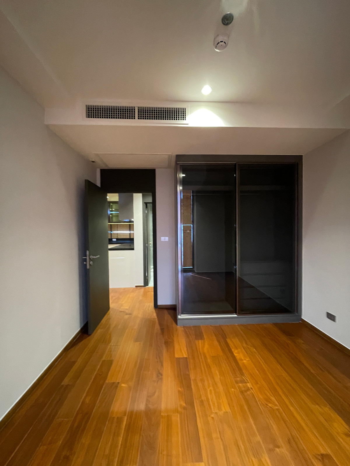 ขายคอนโดสาทร นราธิวาส : [ขาย] Rare Item! One Altitude เจริญกรุง คอนโด Ultra Luxury ความเป็นส่วนตัวสูงสุดเพียง 85 ยูนิต ใกล้ Shrewsbury International School เพียง 280 เมตร สัมผัสประสบการณ์การอยู่อาศัยที่เหนือระดับ บนทำเลศักยภาพ “เจริญกรุง-จันทน์“ ตอบโจทย์ครอบครัวยุคใหม่