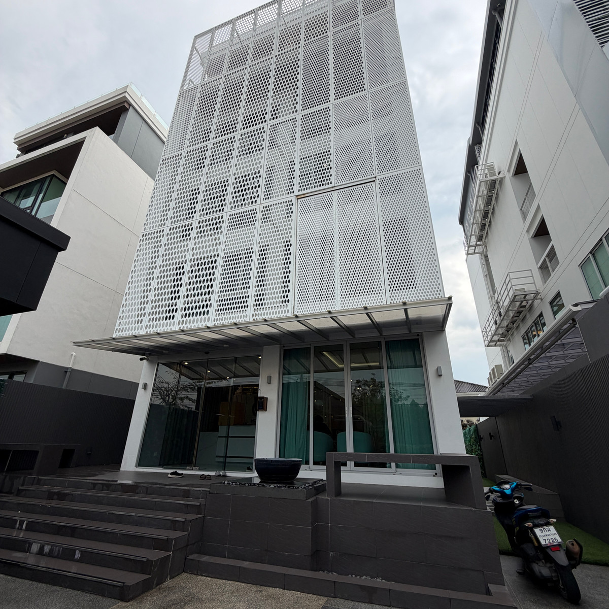 ขายบ้านโชคชัย4 ลาดพร้าว71 : ขายHome Office 5 ชั้น พร้อมลิฟท์ ติดห้างแบบเดินถึง — โซนเลียบด่วนรามอินทรา