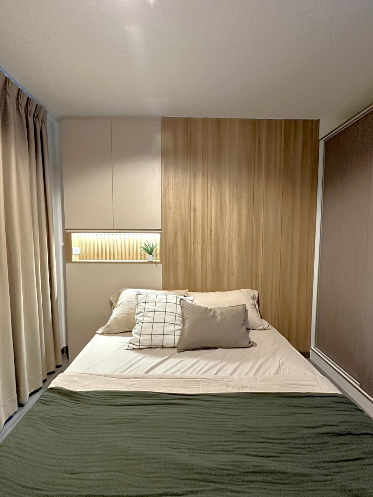 For RentCondoSamut Prakan,Samrong : 💥CP-10443💥The Trust Condo @BTS Erawan👉Line : @wincondo