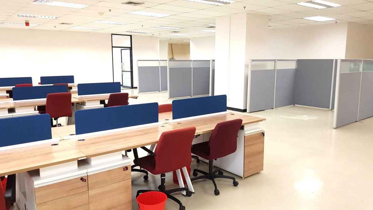 For RentOfficeRatchadapisek, Huaikwang, Suttisan : Office for rent, next to MRT Cultural Center, large size 654 sq m., potential location in the heart of Ratchada.