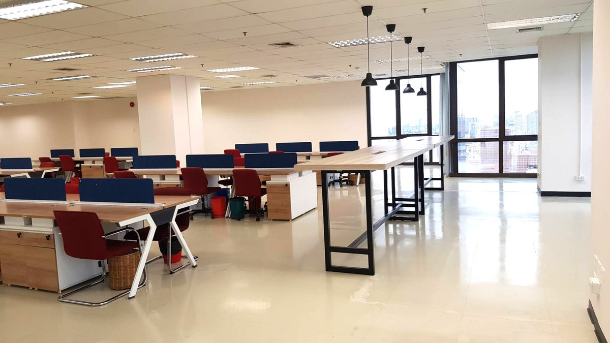 For RentOfficeRatchadapisek, Huaikwang, Suttisan : Office for rent, next to MRT Cultural Center, large size 654 sq m., potential location in the heart of Ratchada.