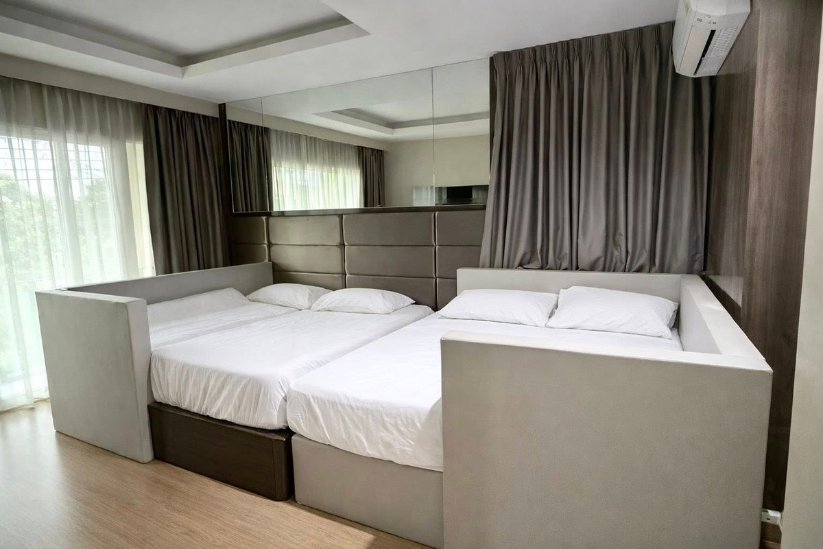 For SaleHousePattanakan, Srinakarin : 📌[Reservation missed] Urgent! Corner plot detached house The largest house in the Village On Nut 65 project. Fully renovated, built-in throughout, very new condition. If interested, contact 095-424-3656.