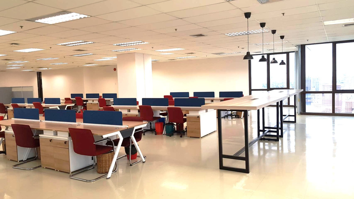 For RentOfficeRatchadapisek, Huaikwang, Suttisan : Office for rent, next to MRT Cultural Center, large size 654 sq m., potential location in the heart of Ratchada.