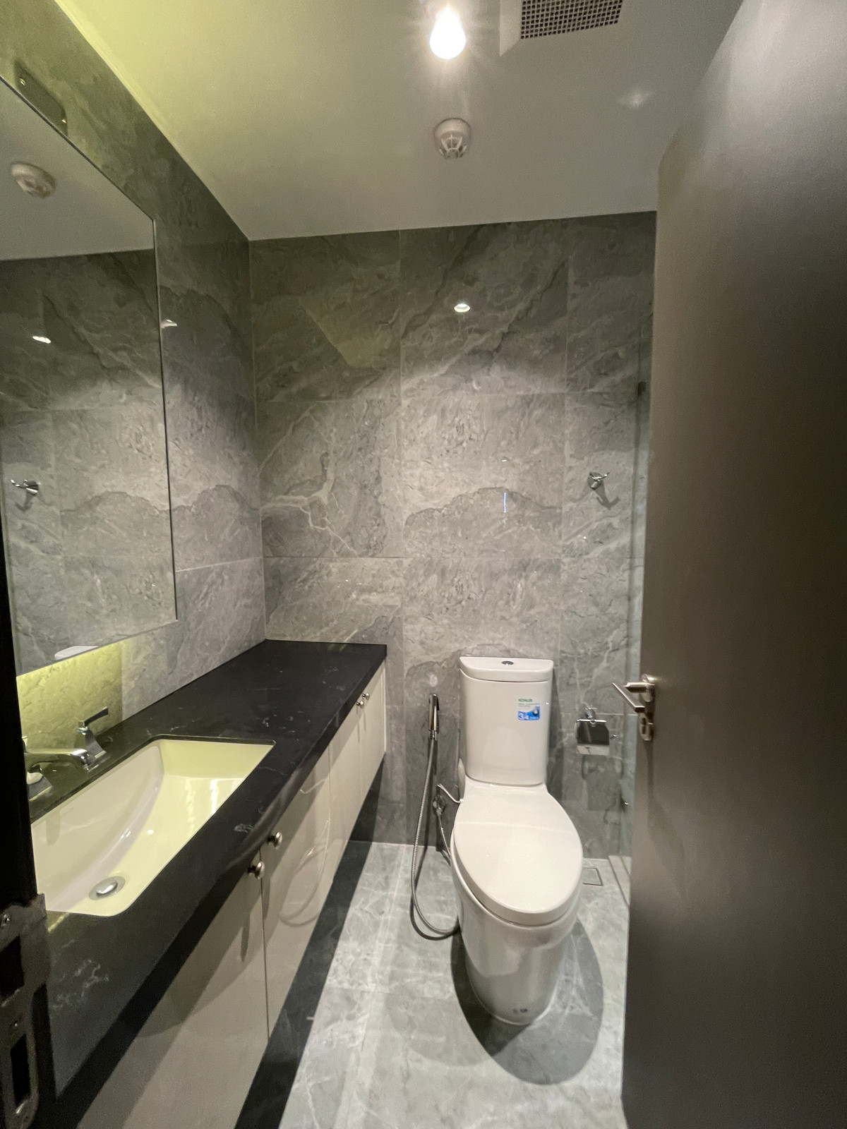 ขายคอนโดสาทร นราธิวาส : [ขาย] Rare Item! One Altitude เจริญกรุง คอนโด Ultra Luxury ความเป็นส่วนตัวสูงสุดเพียง 85 ยูนิต ใกล้ Shrewsbury International School เพียง 280 เมตร สัมผัสประสบการณ์การอยู่อาศัยที่เหนือระดับ บนทำเลศักยภาพ “เจริญกรุง-จันทน์“ ตอบโจทย์ครอบครัวยุคใหม่