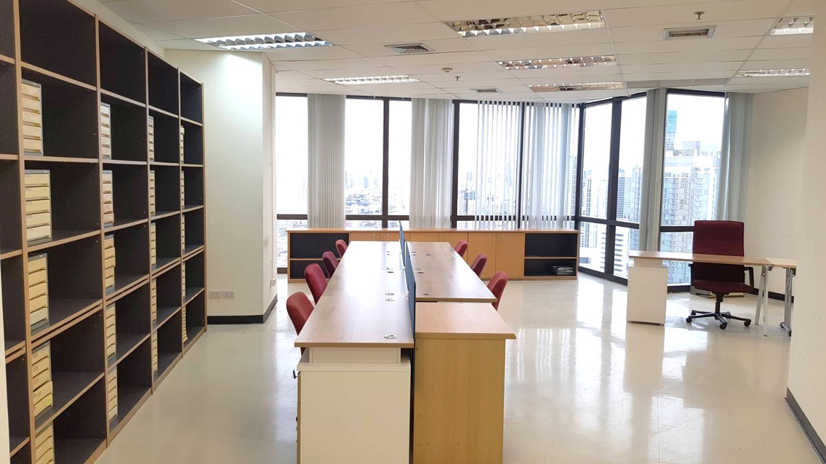 For RentOfficeRatchadapisek, Huaikwang, Suttisan : Office for rent, next to MRT Cultural Center, large size 654 sq m., potential location in the heart of Ratchada.