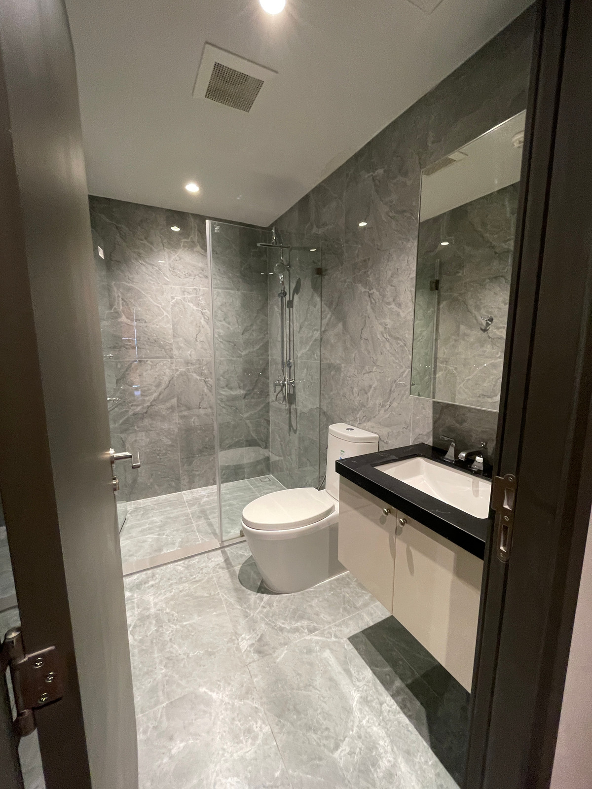 ขายคอนโดสาทร นราธิวาส : [ขาย] Rare Item! One Altitude เจริญกรุง คอนโด Ultra Luxury ความเป็นส่วนตัวสูงสุดเพียง 85 ยูนิต ใกล้ Shrewsbury International School เพียง 280 เมตร สัมผัสประสบการณ์การอยู่อาศัยที่เหนือระดับ บนทำเลศักยภาพ “เจริญกรุง-จันทน์“ ตอบโจทย์ครอบครัวยุคใหม่