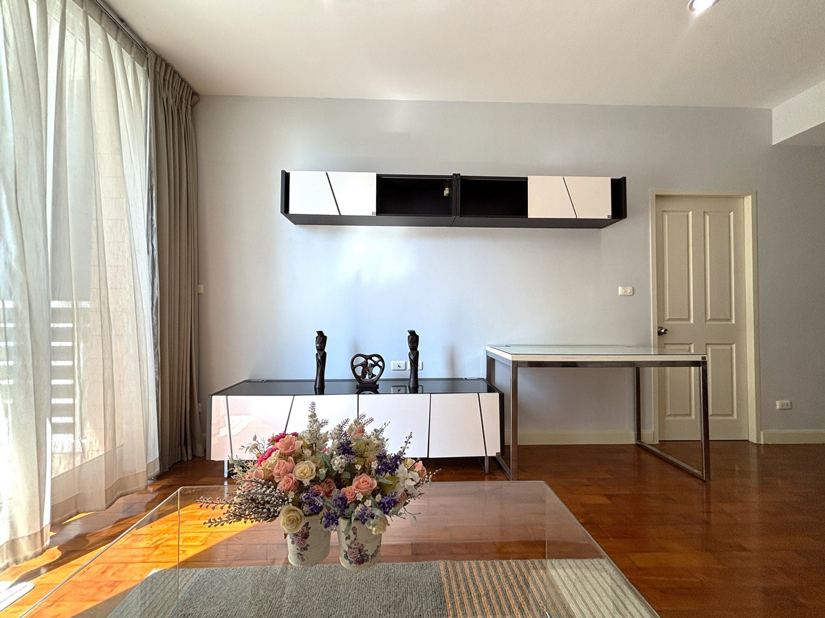 For RentCondoSukhumvit, Asoke, Thonglor : Condo Siri Residence Sukhumvit 24, convenient travel, has a shuttle, fully furnished. Empty room ready to move in!!