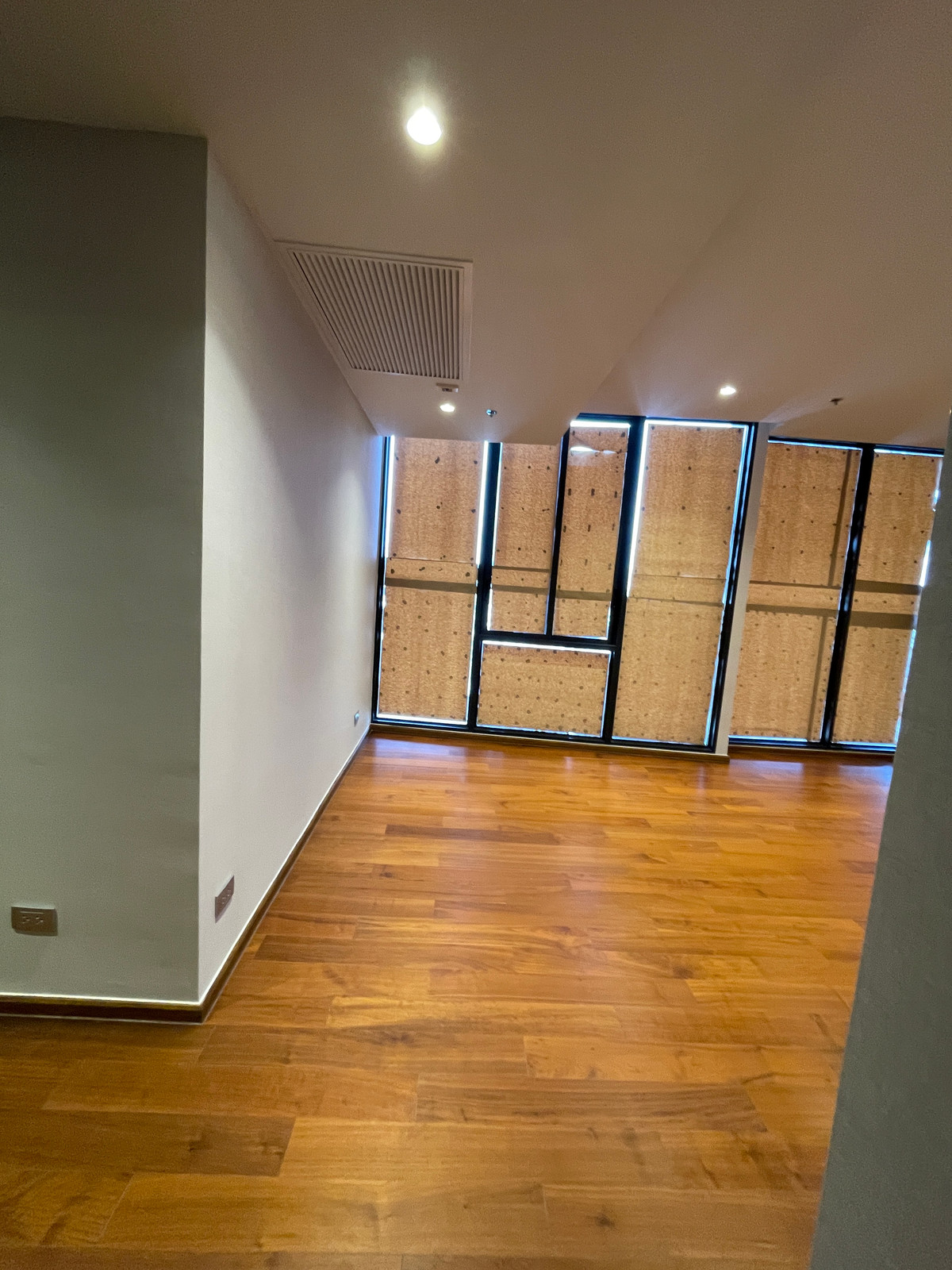 ขายคอนโดสาทร นราธิวาส : [ขาย] Rare Item! One Altitude เจริญกรุง คอนโด Ultra Luxury ความเป็นส่วนตัวสูงสุดเพียง 85 ยูนิต ใกล้ Shrewsbury International School เพียง 280 เมตร สัมผัสประสบการณ์การอยู่อาศัยที่เหนือระดับ บนทำเลศักยภาพ “เจริญกรุง-จันทน์“ ตอบโจทย์ครอบครัวยุคใหม่