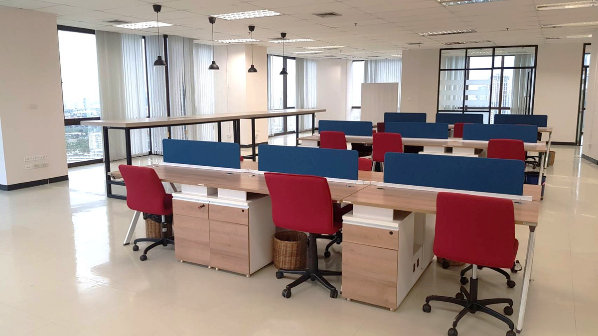 For RentOfficeRatchadapisek, Huaikwang, Suttisan : Office for rent, next to MRT Cultural Center, large size 654 sq m., potential location in the heart of Ratchada.