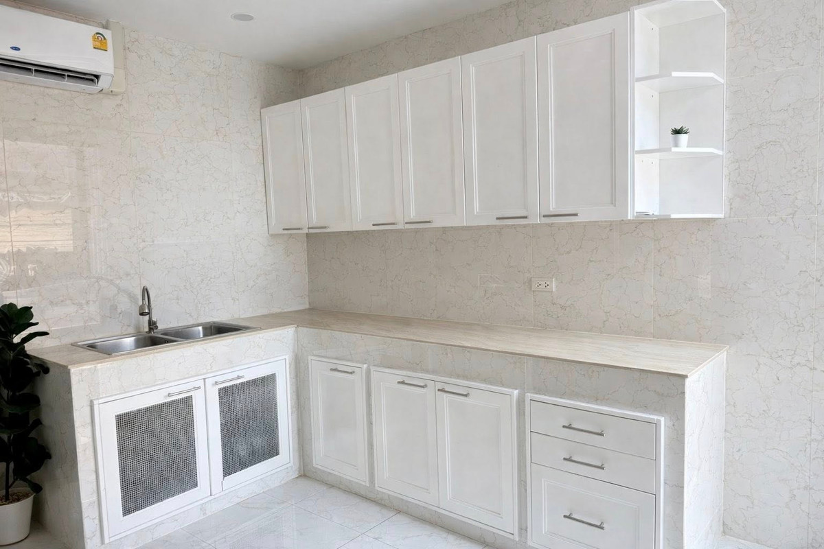 For SaleHousePattanakan, Srinakarin : 📌[Reservation missed] Urgent! Corner plot detached house The largest house in the Village On Nut 65 project. Fully renovated, built-in throughout, very new condition. If interested, contact 095-424-3656.