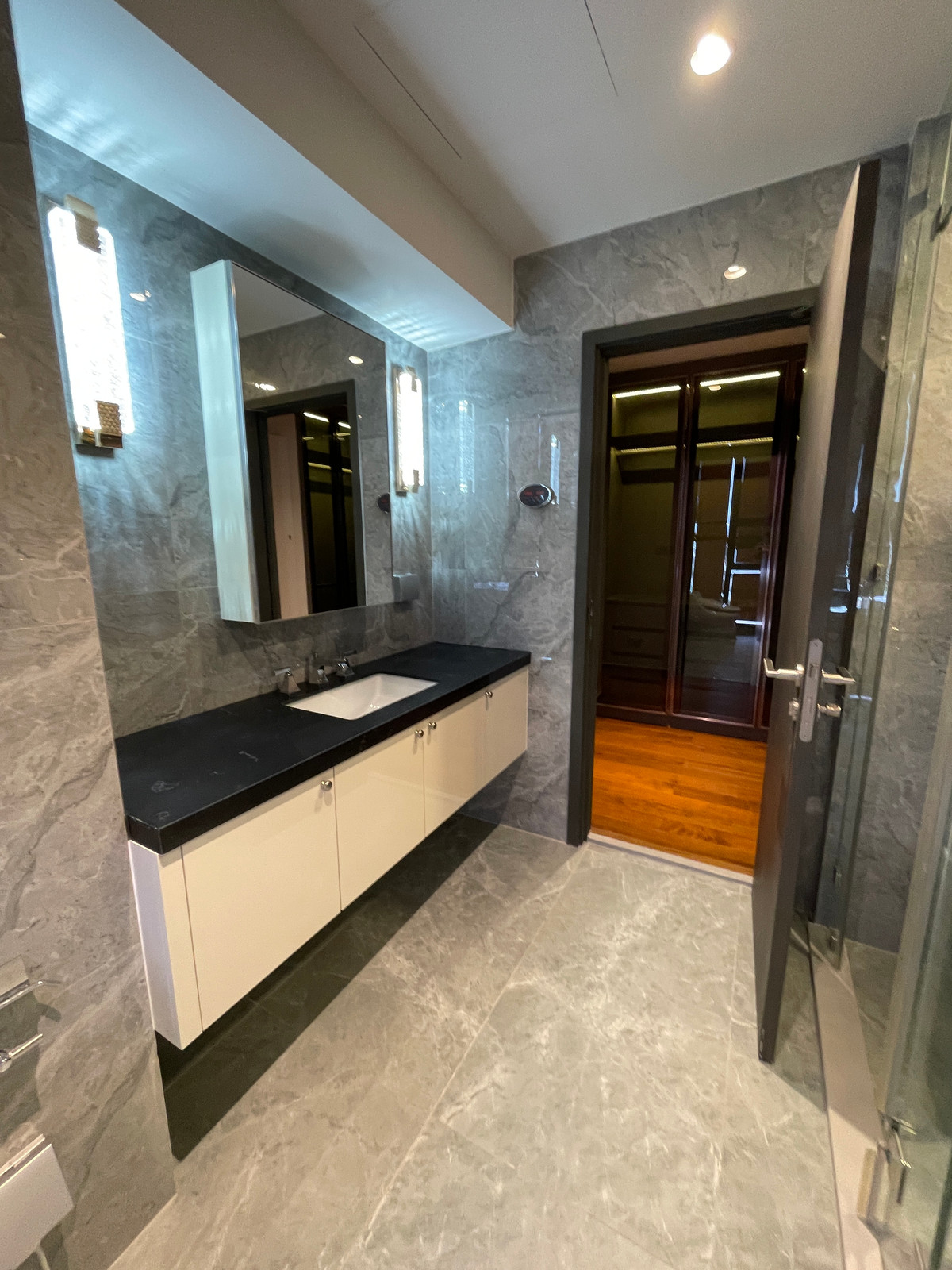 ขายคอนโดสาทร นราธิวาส : [ขาย] Rare Item! One Altitude เจริญกรุง คอนโด Ultra Luxury ความเป็นส่วนตัวสูงสุดเพียง 85 ยูนิต ใกล้ Shrewsbury International School เพียง 280 เมตร สัมผัสประสบการณ์การอยู่อาศัยที่เหนือระดับ บนทำเลศักยภาพ “เจริญกรุง-จันทน์“ ตอบโจทย์ครอบครัวยุคใหม่