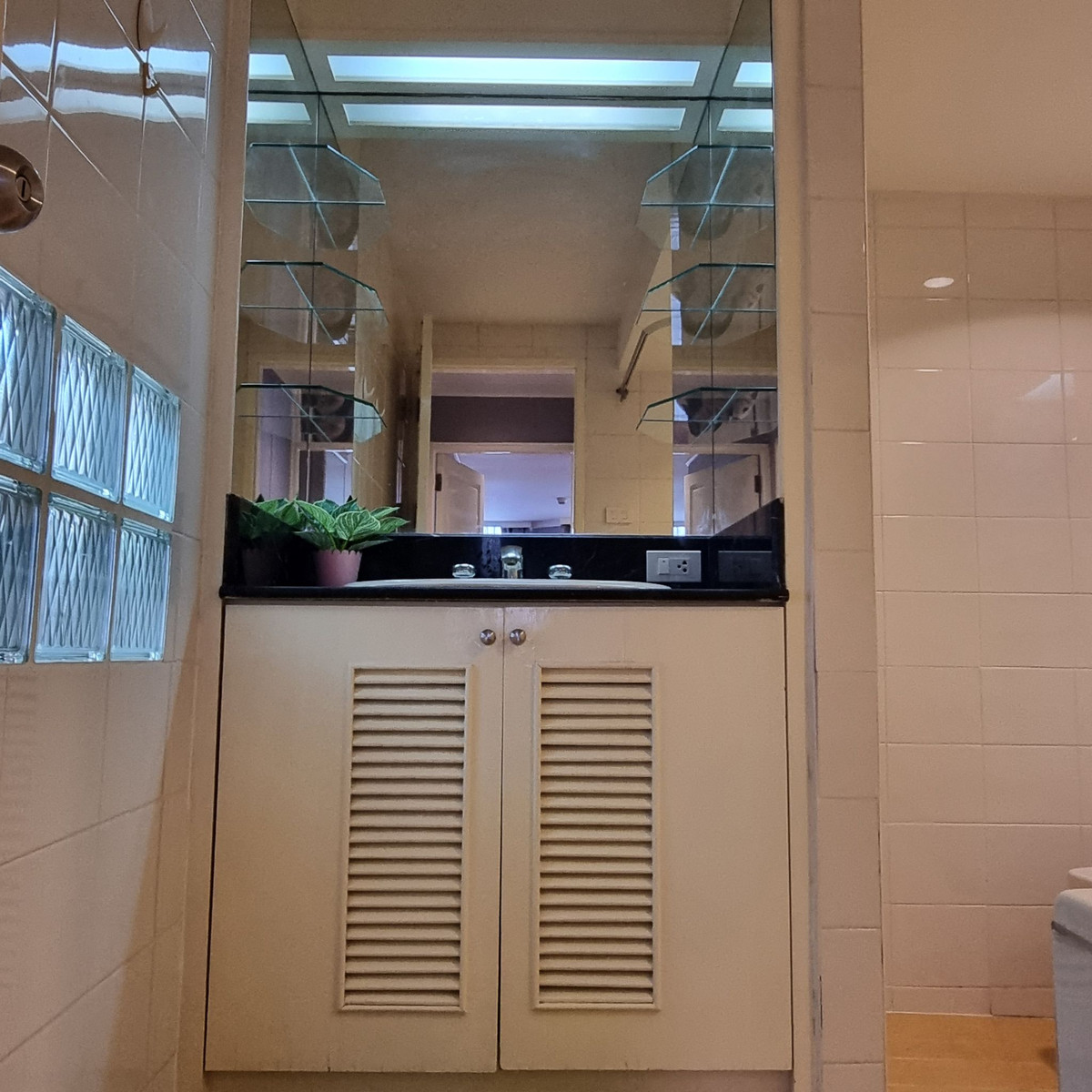 CondoSukhumvit, Asoke, Thonglor : ✨ Private kingdom 142 sq m in the heart of Sukhumvit 39✨ Wide area like living in a single house. With a 180 degree city view!📸