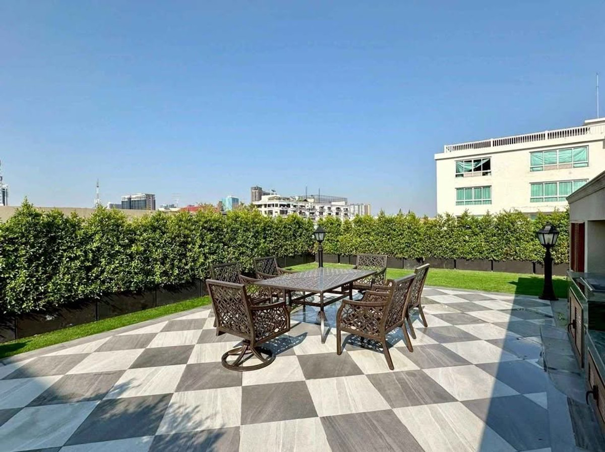 For RentHouseSukhumvit, Asoke, Thonglor : For rent 64.5 sq m, 4 bedrooms, 5 bathrooms, 3 parking spaces, 3-story detached house CASA EKKAMAI 28