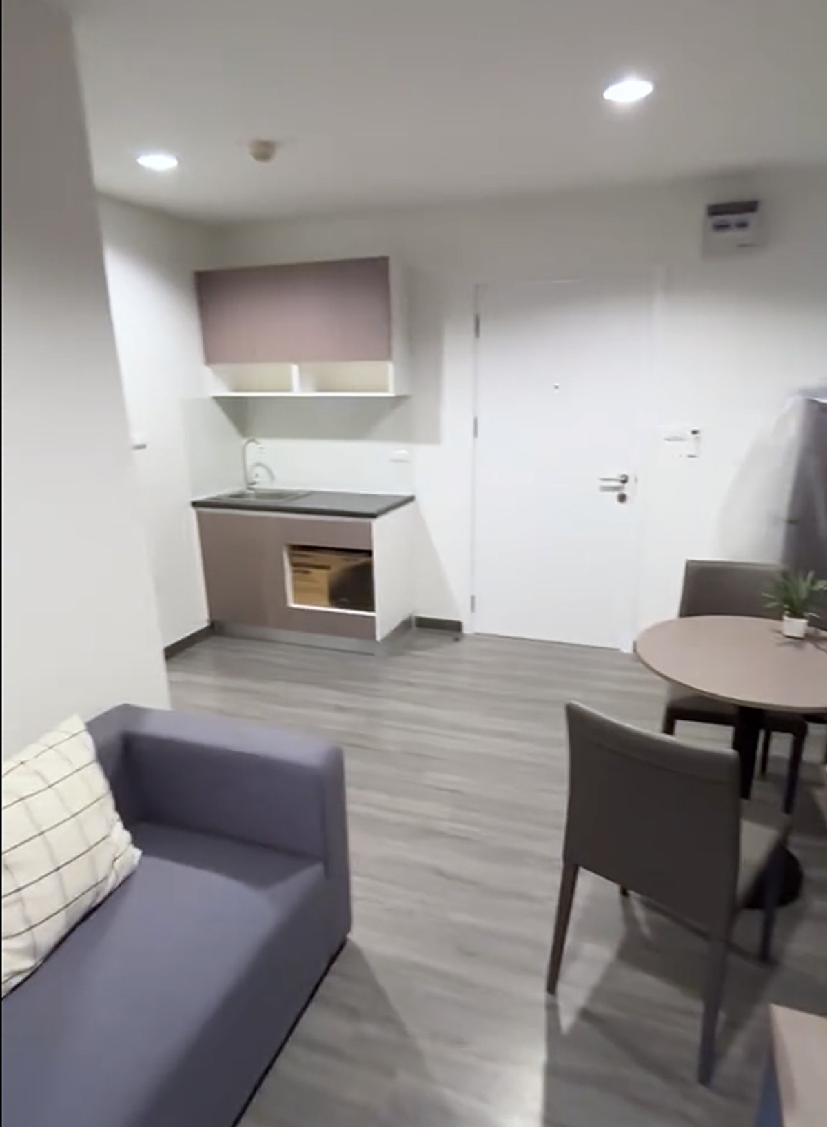 For RentCondoSamut Prakan,Samrong : 💥CP-10443💥The Trust Condo @BTS Erawan👉Line : @wincondo