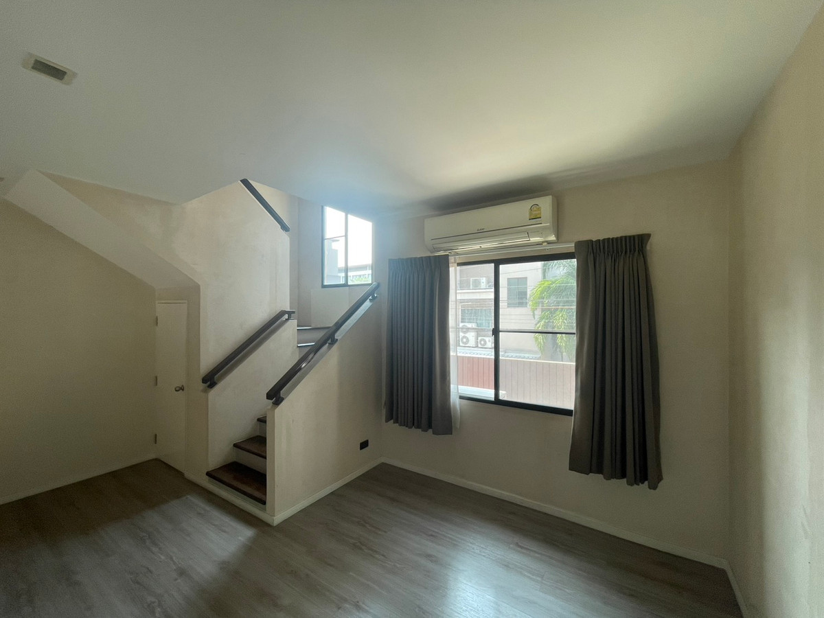 For RentTownhomeKasetsart, Ratchayothin : Townhome for rent, Baan Klang Muang Ratchayothin, near Major Ratchayothin. Central Ladprao, BTS, can enter and exit Phahon.