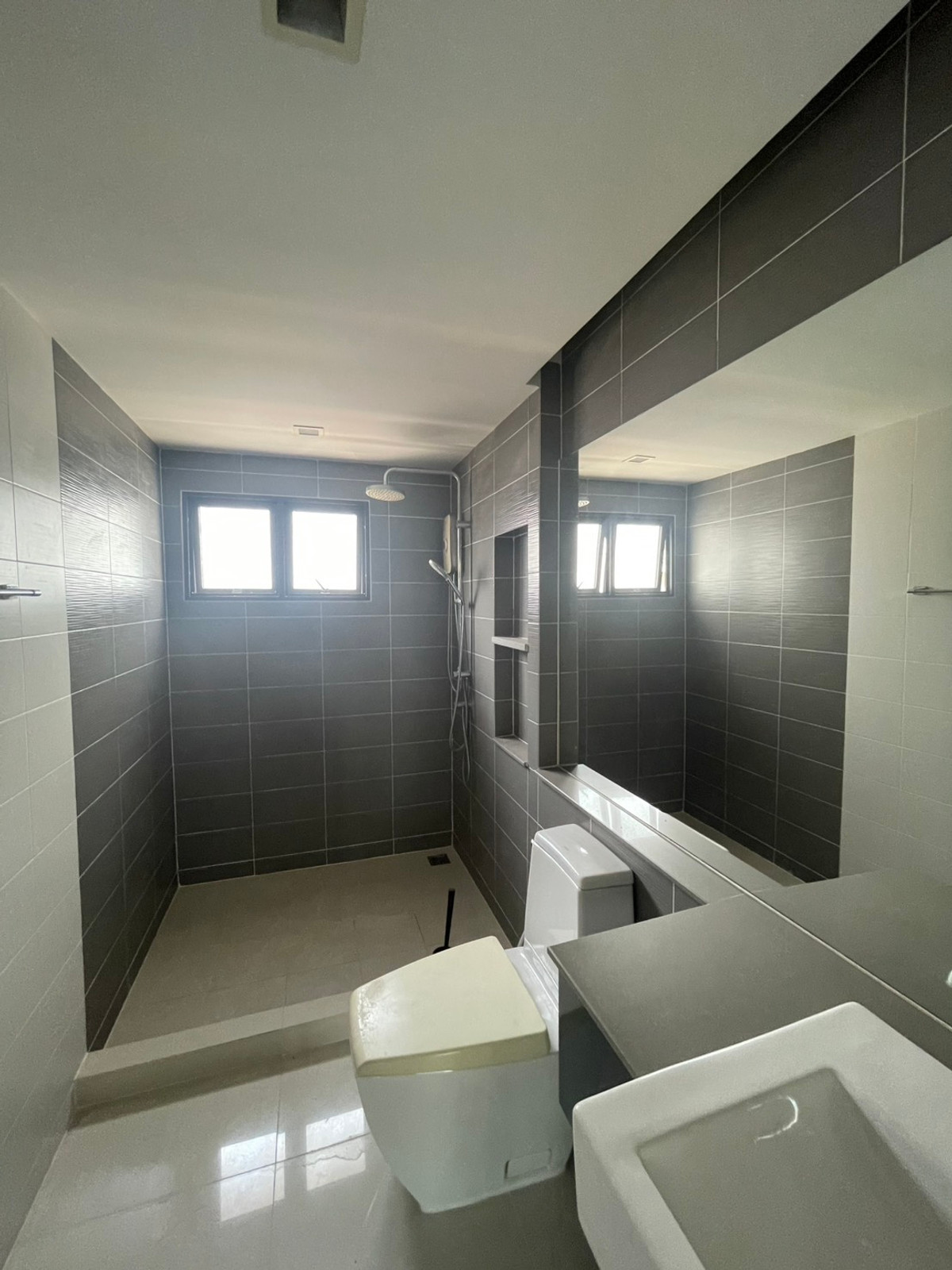 For RentTownhomeKasetsart, Ratchayothin : Townhome for rent, Baan Klang Muang Ratchayothin, near Major Ratchayothin. Central Ladprao, BTS, can enter and exit Phahon.