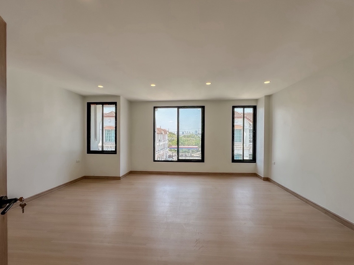 ขายทาวน์โฮมเลียบทางด่วนรามอินทรา : ขาย🏢 โฮมออฟฟิศ 4 ชั้น รีโนเวทใหม่ทั้งหลัง ทำเลพระราม 9 – ลาดพร้าว