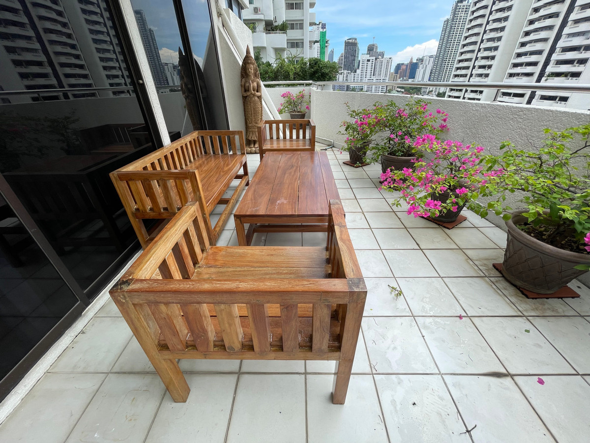 CondoSukhumvit, Asoke, Thonglor : ✨ Private kingdom 142 sq m in the heart of Sukhumvit 39✨ Wide area like living in a single house. With a 180 degree city view!📸