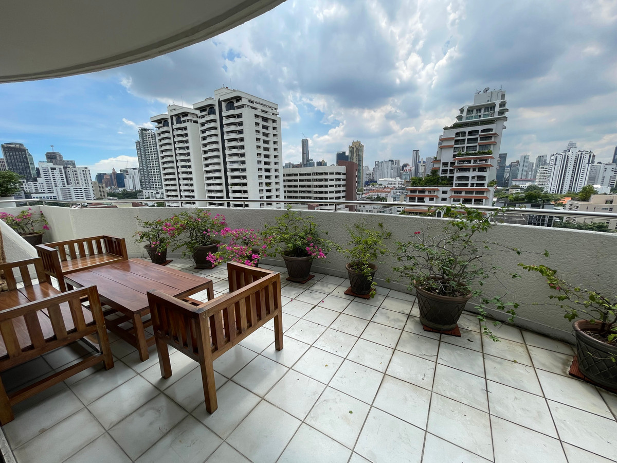 CondoSukhumvit, Asoke, Thonglor : ✨ Private kingdom 142 sq m in the heart of Sukhumvit 39✨ Wide area like living in a single house. With a 180 degree city view!📸