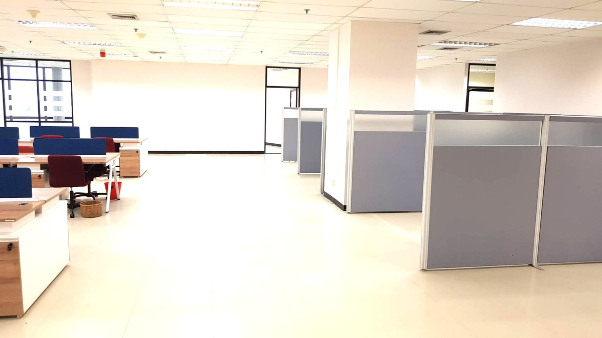 For RentOfficeRatchadapisek, Huaikwang, Suttisan : Office for rent, next to MRT Cultural Center, large size 654 sq m., potential location in the heart of Ratchada.