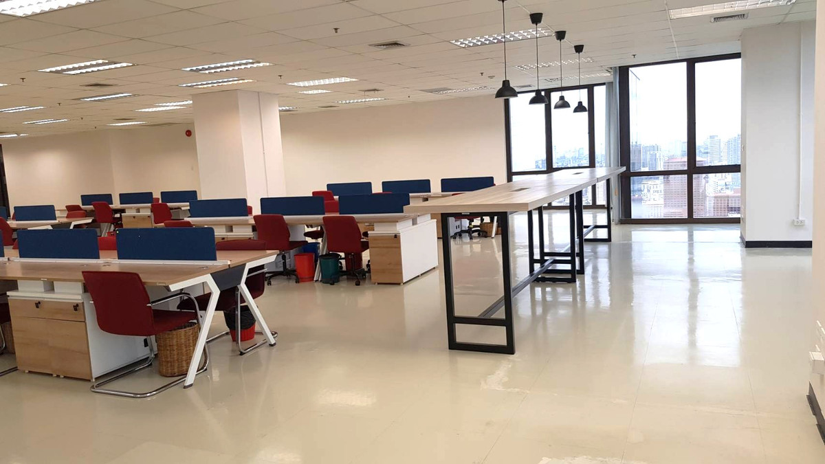 For RentOfficeRatchadapisek, Huaikwang, Suttisan : Office for rent, next to MRT Cultural Center, large size 654 sq m., potential location in the heart of Ratchada.