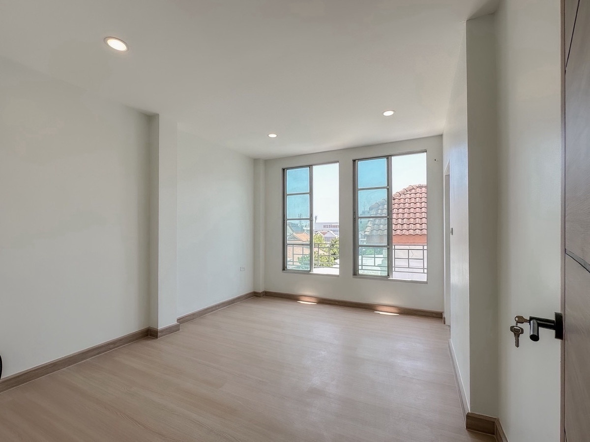 ขายทาวน์โฮมรามคำแหง หัวหมาก : ขายโฮมออฟฟิศ พระราม 9 ลาดพร้าว 4 ชั้น หลังมุม รีโนเวทใหม่ ติดถนนใหญ่ ใกล้ทางด่วน เหมาะทำธุรกิจและลงทุน
