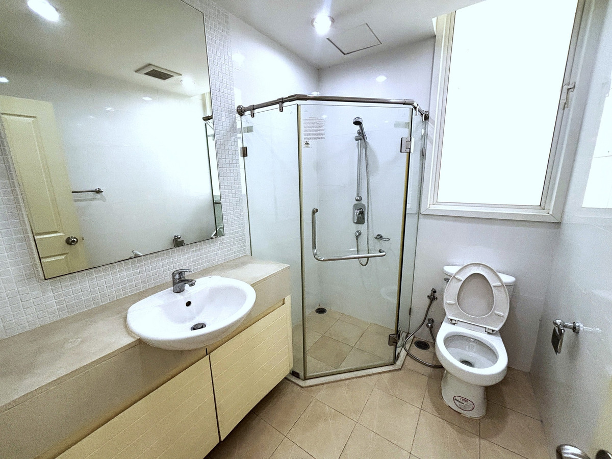 For RentCondoSukhumvit, Asoke, Thonglor : Condo Siri Residence Sukhumvit 24, convenient travel, has a shuttle, fully furnished. Empty room ready to move in!!