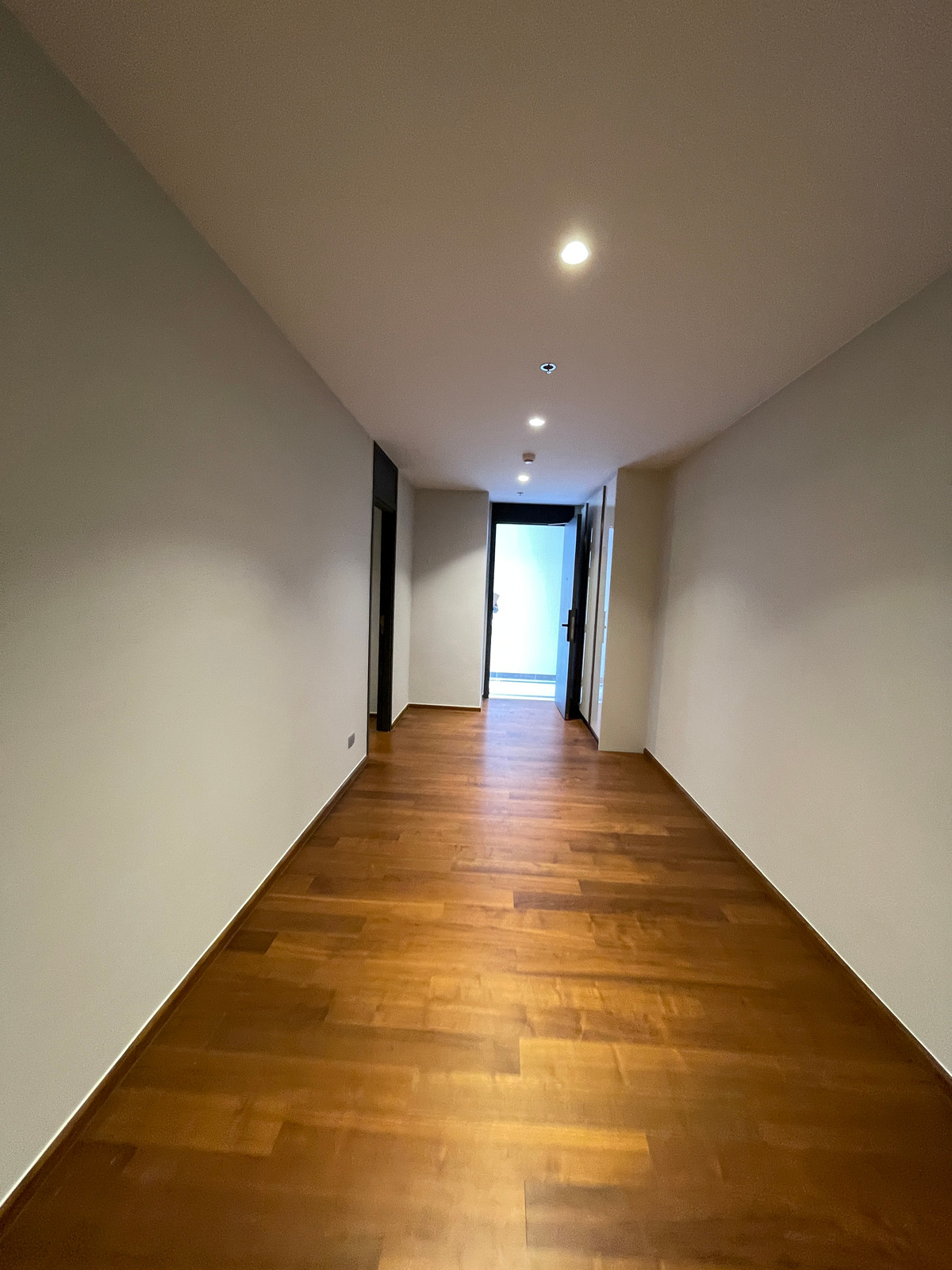 ขายคอนโดสาทร นราธิวาส : [ขาย] Rare Item! One Altitude เจริญกรุง คอนโด Ultra Luxury ความเป็นส่วนตัวสูงสุดเพียง 85 ยูนิต ใกล้ Shrewsbury International School เพียง 280 เมตร สัมผัสประสบการณ์การอยู่อาศัยที่เหนือระดับ บนทำเลศักยภาพ “เจริญกรุง-จันทน์“ ตอบโจทย์ครอบครัวยุคใหม่