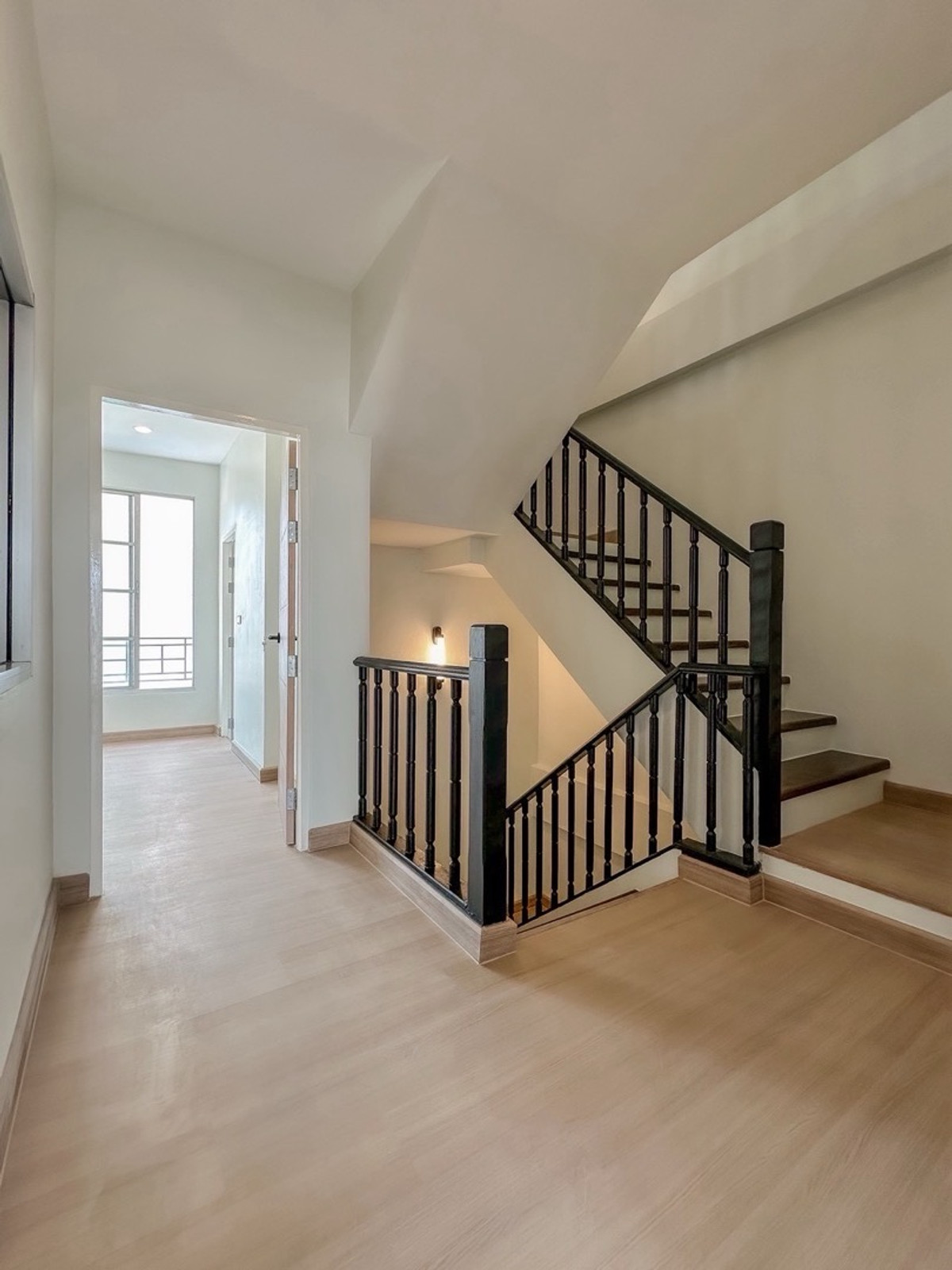 ขายทาวน์โฮมเลียบทางด่วนรามอินทรา : ขาย🏢 โฮมออฟฟิศ 4 ชั้น รีโนเวทใหม่ทั้งหลัง ทำเลพระราม 9 – ลาดพร้าว