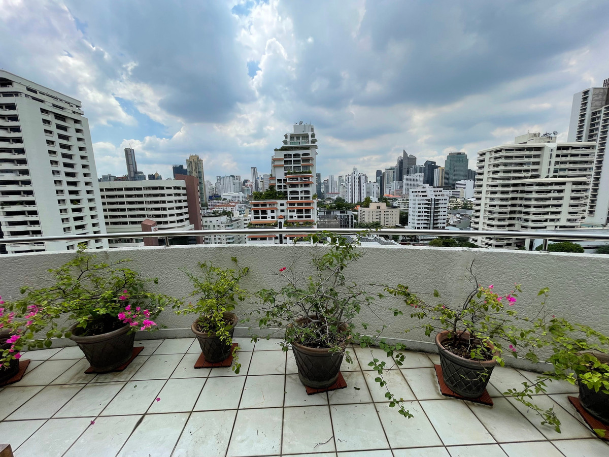 CondoSukhumvit, Asoke, Thonglor : ✨ Private kingdom 142 sq m in the heart of Sukhumvit 39✨ Wide area like living in a single house. With a 180 degree city view!📸