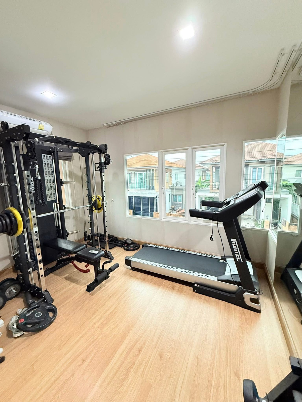 For SaleHousePattanakan, Srinakarin : 📌[Reservation missed] Urgent! Corner plot detached house The largest house in the Village On Nut 65 project. Fully renovated, built-in throughout, very new condition. If interested, contact 095-424-3656.