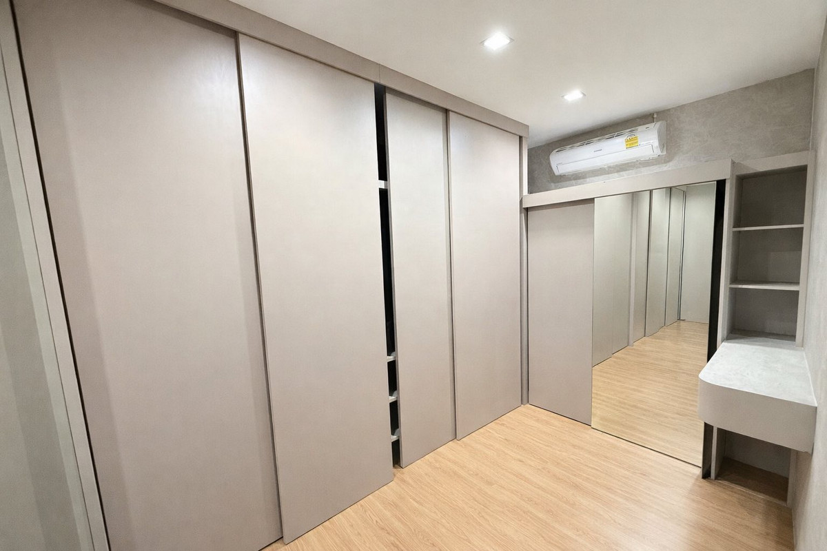 For SaleHousePattanakan, Srinakarin : 📌[Reservation missed] Urgent! Corner plot detached house The largest house in the Village On Nut 65 project. Fully renovated, built-in throughout, very new condition. If interested, contact 095-424-3656.