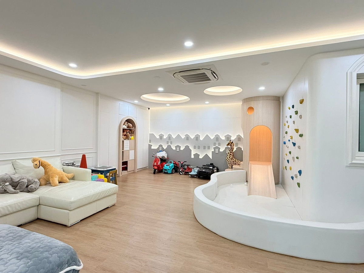 For SaleHousePattanakan, Srinakarin : 📌[Reservation missed] Urgent! Corner plot detached house The largest house in the Village On Nut 65 project. Fully renovated, built-in throughout, very new condition. If interested, contact 095-424-3656.