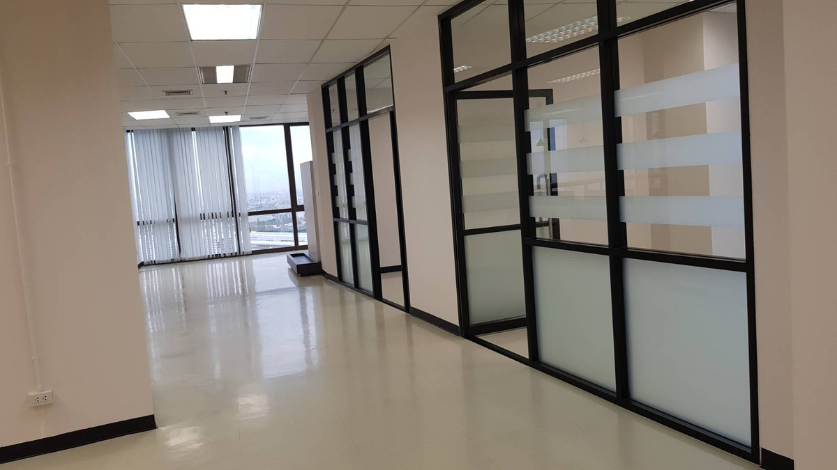 For RentOfficeRatchadapisek, Huaikwang, Suttisan : Office for rent, next to MRT Cultural Center, large size 654 sq m., potential location in the heart of Ratchada.