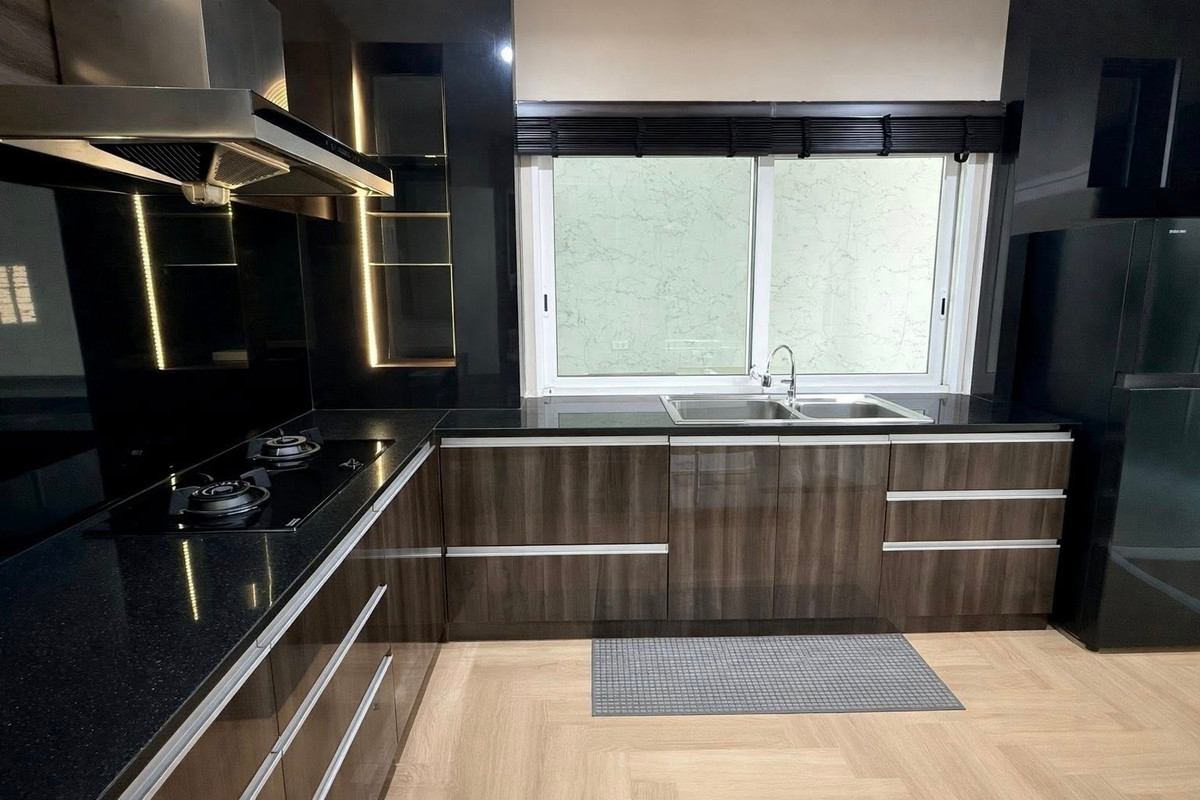 For SaleHousePattanakan, Srinakarin : 📌[Reservation missed] Urgent! Corner plot detached house The largest house in the Village On Nut 65 project. Fully renovated, built-in throughout, very new condition. If interested, contact 095-424-3656.