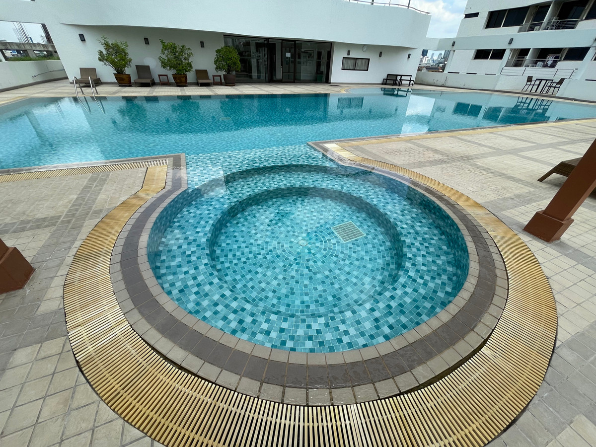 CondoSukhumvit, Asoke, Thonglor : ✨ Private kingdom 142 sq m in the heart of Sukhumvit 39✨ Wide area like living in a single house. With a 180 degree city view!📸